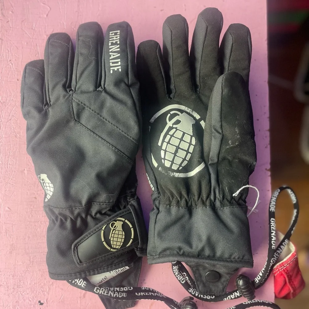 Grenade Black Winter Gloves winter snowboard
